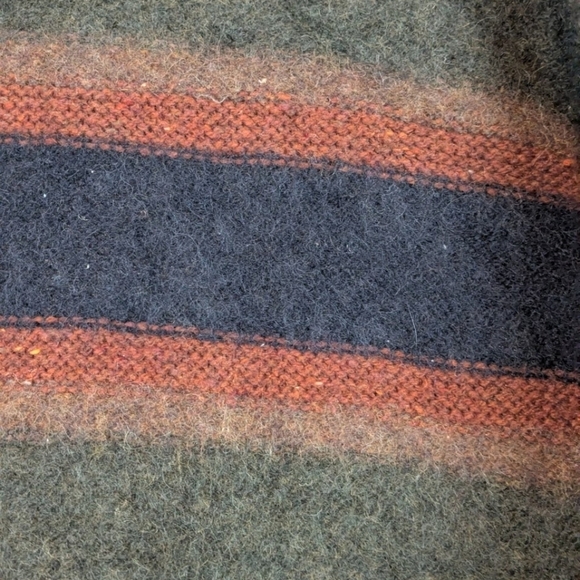 Eddie Bauer medium 83% wool men's V-Neck sweater in olive green, navy, rust - Picture 5 of 10